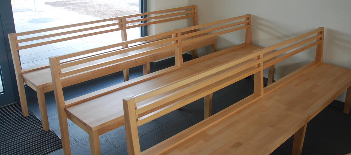 Bänke Trauerhalle - Eckbänke / Tische - Möbel | Montage Längsholz